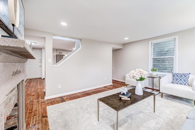 Building Photo - 2 Level Condo with parking, close to metro, utilities included!