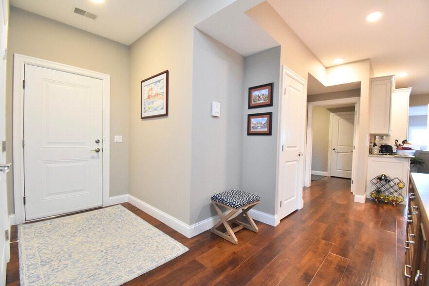 Entry - 607 Randolph St