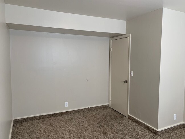Building Photo - 3 Bed 1.5 Bathroom Townhouse