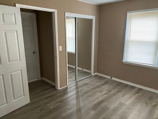 Building Photo - 10401 Richmond Ave