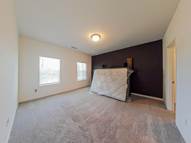 Building Photo - 2305 Sheridan Dr