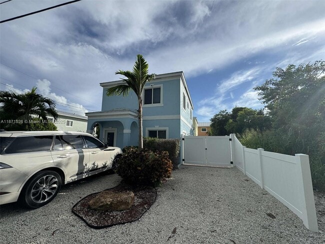 Building Photo - 1315 Royal Palm Dr
