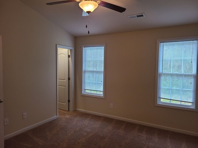 Building Photo - 2 bedroom, 2.5 bath unfurnished townhouse in Holly Ridge - Beacon Woods Community
