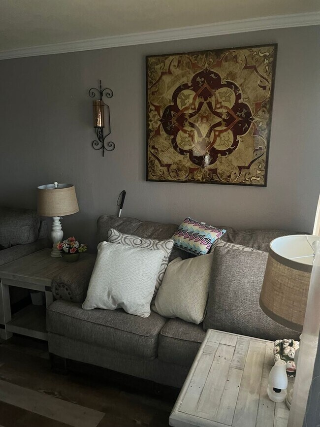 Building Photo - 3 bedroom 1.5 bathroom! HOUSING ACCEPTED!