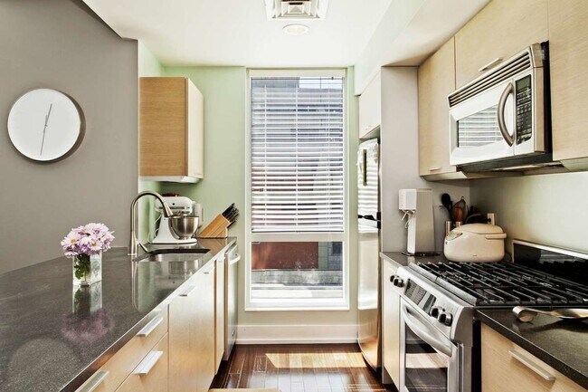 Building Photo - 350 W 42nd St