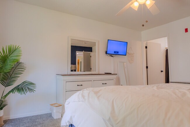 Building Photo - Charming 3BR Fully Furnished Apartment in Kissimmee with Ample Amenities