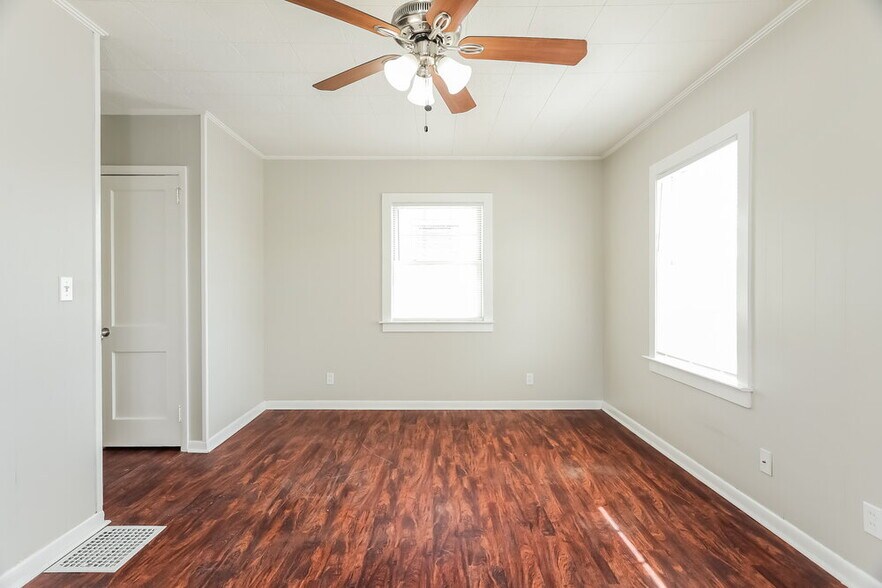 Building Photo - 624 9th Ave