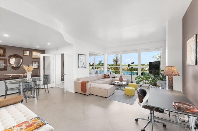 Primary Photo - 4925 Collins Ave