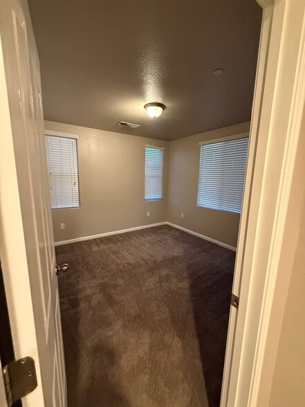 1st bedroom - 4358 Strathmore Pl