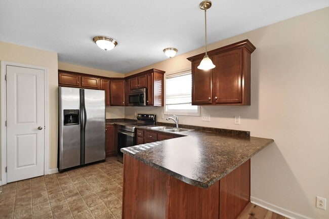 Building Photo - Pet Friendly Three Bedroom!