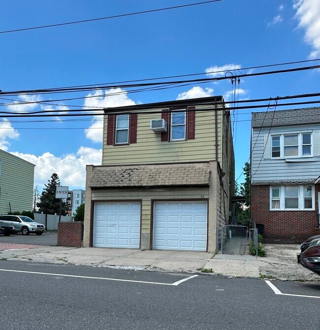 Building Photo - 33 E 18th St
