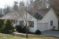 Building Photo - 3 Bed 3 Bath Home in Hendersonville!!