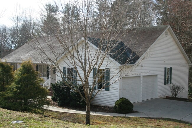 Primary Photo - 3 Bed 3 Bath Home in Hendersonville!!