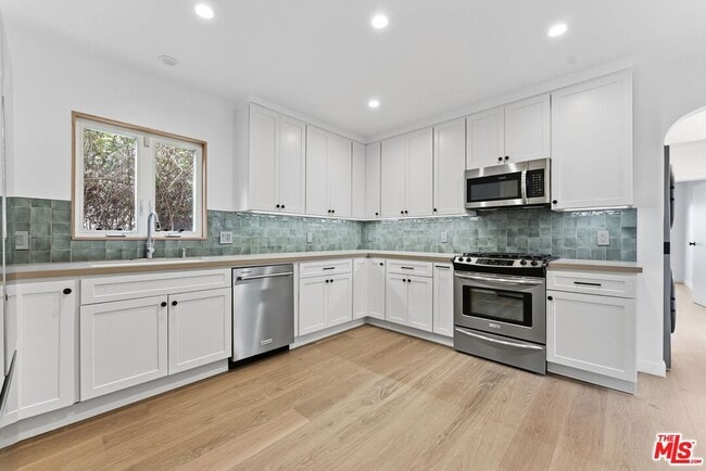 Building Photo - 8833 Ashcroft Ave