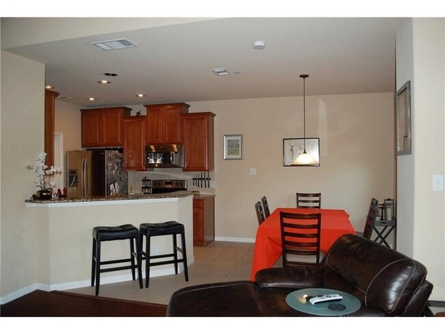 Building Photo - 945 Wellington Dr