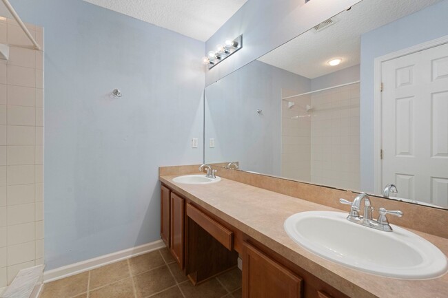 Building Photo - Charming 3BR Townhouse with Garage & Priva...