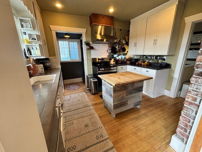 Building Photo - 4Bd/2.75Ba Seattle Home