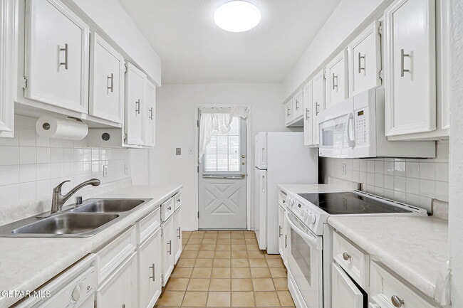 Building Photo - 3223 Isla Morada Dr