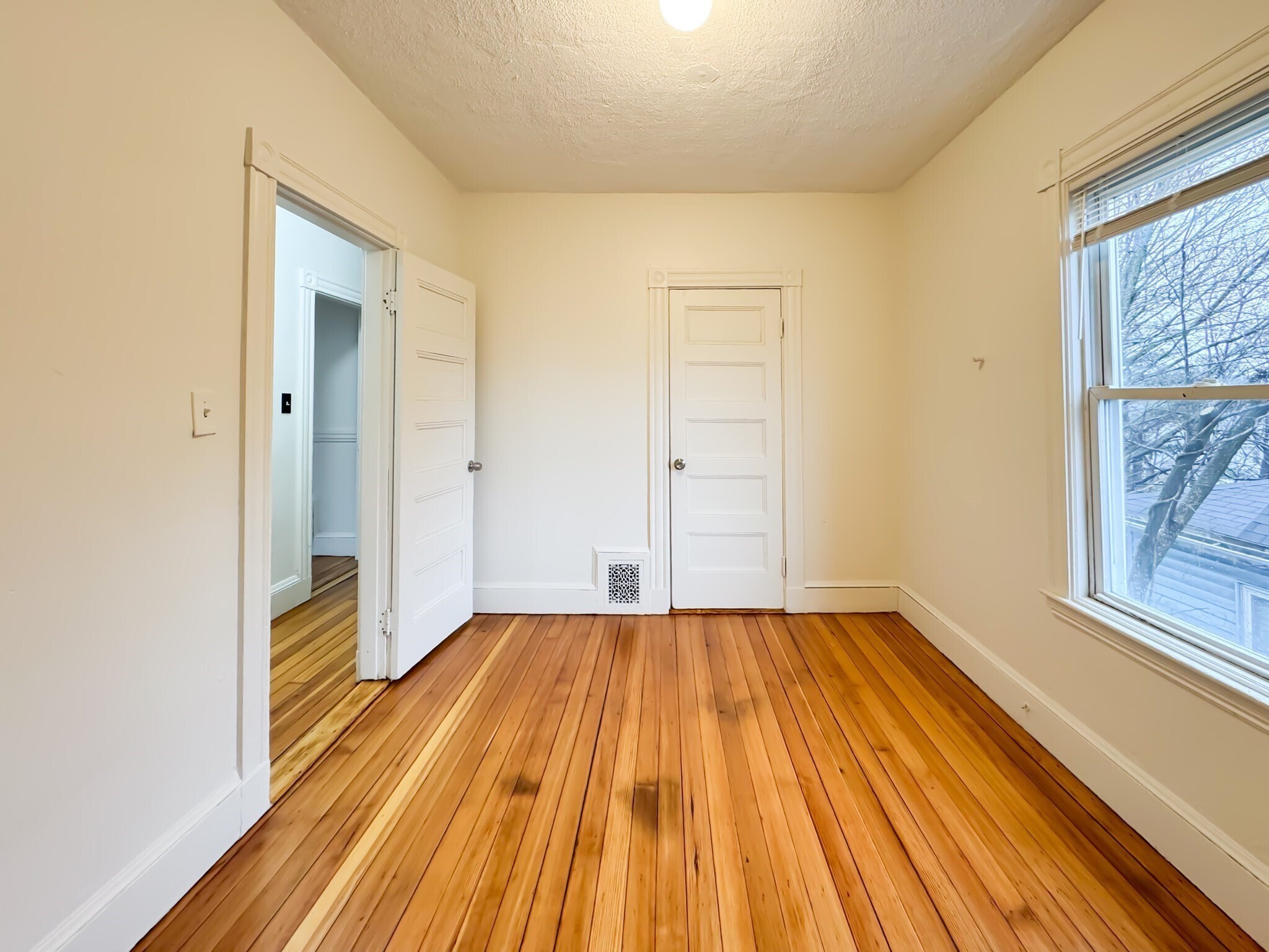 Building Photo - 620 River St