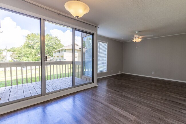 Building Photo - First floor condo available now! Pool views!