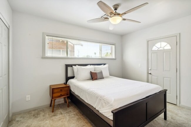 Building Photo - Utilities Included (a $200+ Savings). Charming Updated Duplex Home in Historic District!