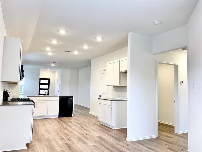 Building Photo - 305 Milliner Lp