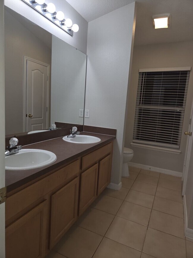 Building Photo - 3BD / 2.5BA Carriage Home