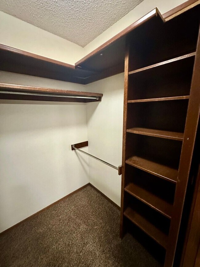 Building Photo - Immaculate major remodeled executive home in West Norman