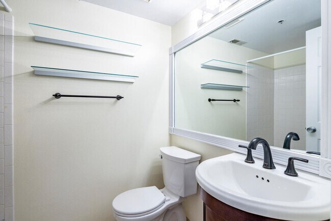 Building Photo - Top Floor Condo Near Bus Line