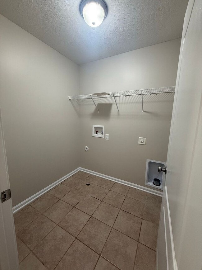 Building Photo - 5 bedroom, 4 bath House