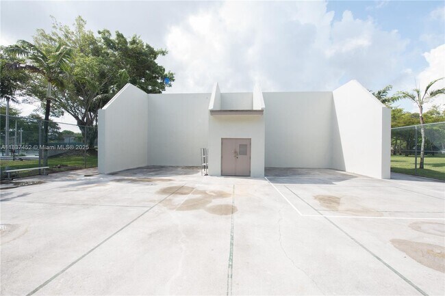 Building Photo - 10945 SW 113th Pl