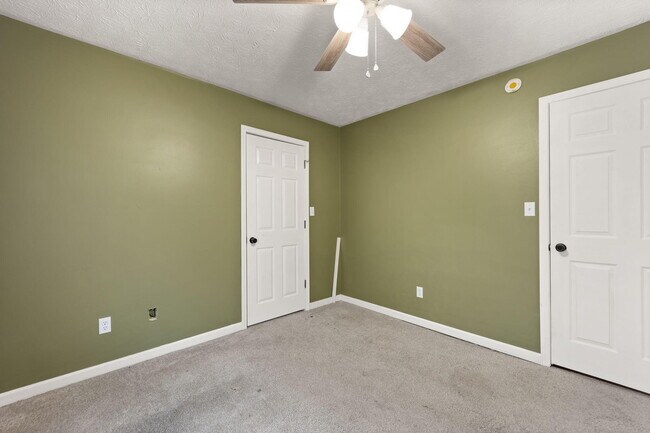 Building Photo - 180 Lilly Ln