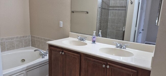 Building Photo - 175 E Bay Cedar Cir