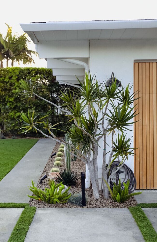 Building Photo - Great private location from this Fully ren...