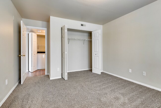 Building Photo - 690 Clearwater Ln