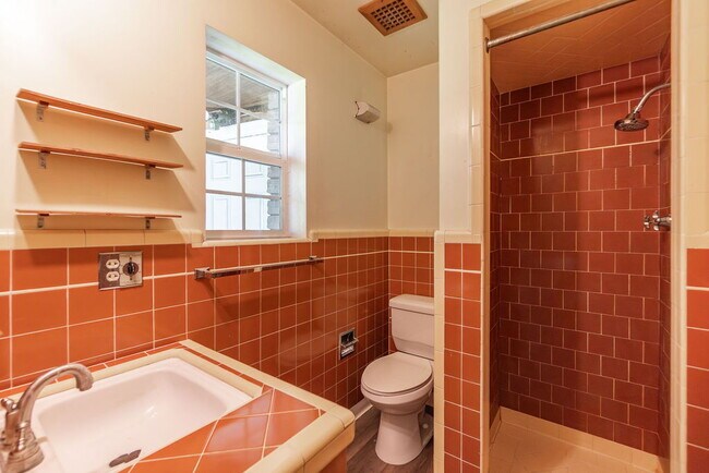 Building Photo - Spacious 3 bed 3 bath home