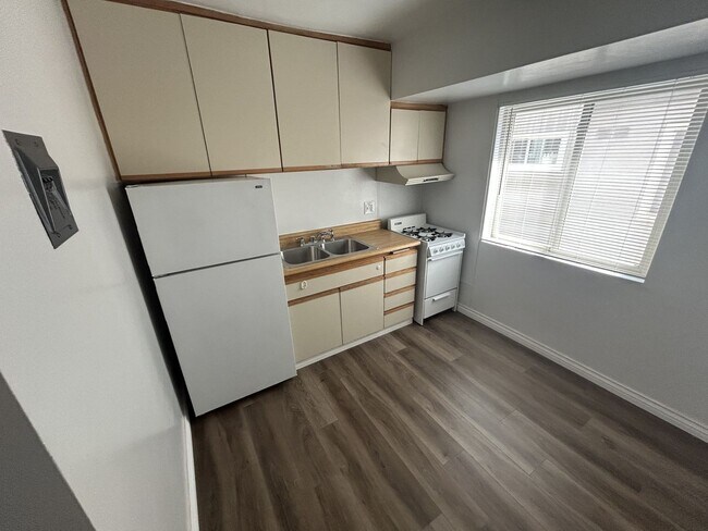 Building Photo - Studio apartment with all utilities paid!