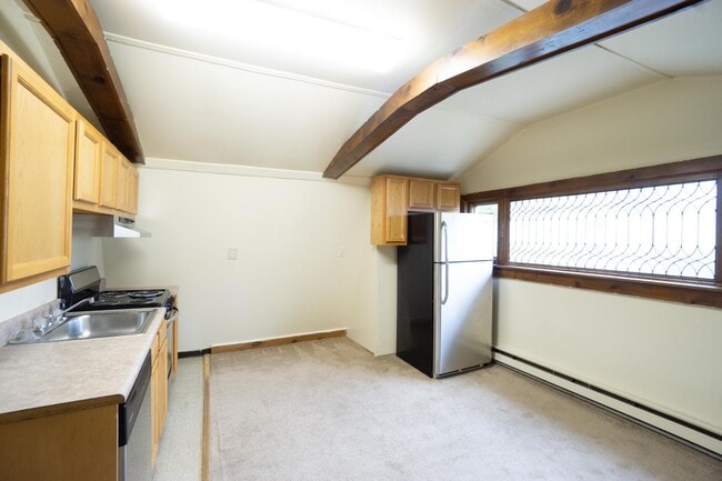 Building Photo - Avail. 6/1/26 Charming Efficiency-One Bloc...
