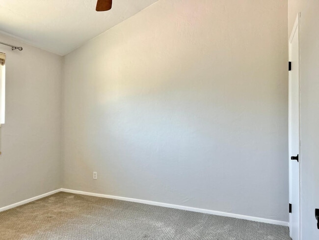 Building Photo - 6607 E Sheridan St