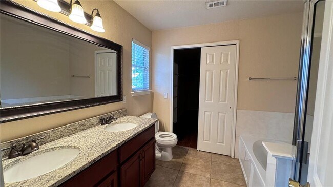 Building Photo - 2211 Bent Bow Dr
