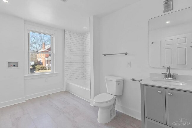 Building Photo - Newly renovated! Available August 1st 2027