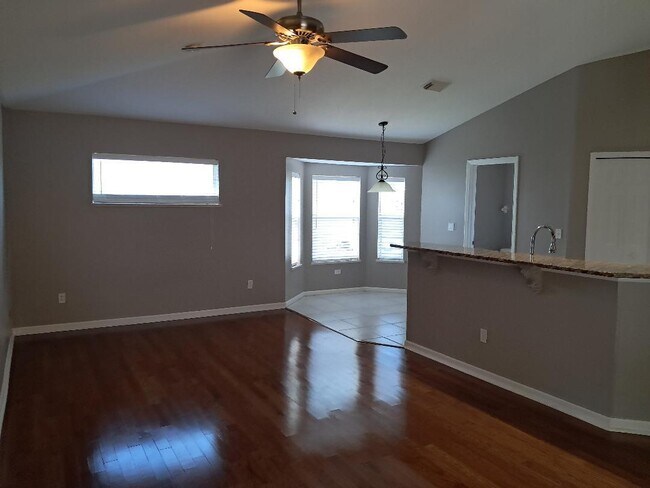 Building Photo - 242 SW Amesbury Ave