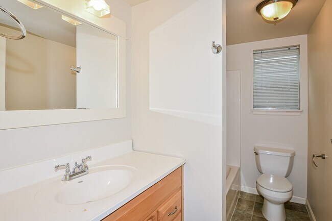 Building Photo - Leasing NOW -- Excellent 7 Bedroom/3 Bathroom Unit Near UW