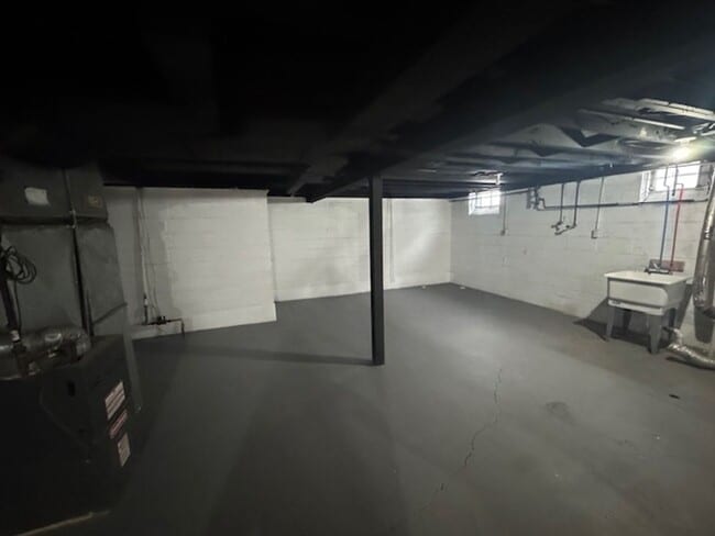 Building Photo - Four Bedrooms!