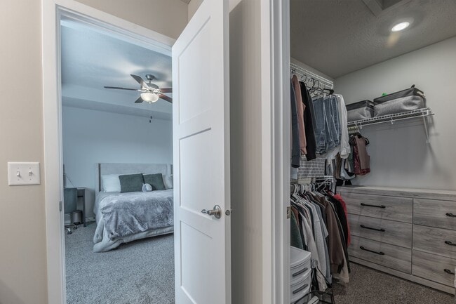 Building Photo - Open-Concept 3-Bedroom with Corner Lot Vie...