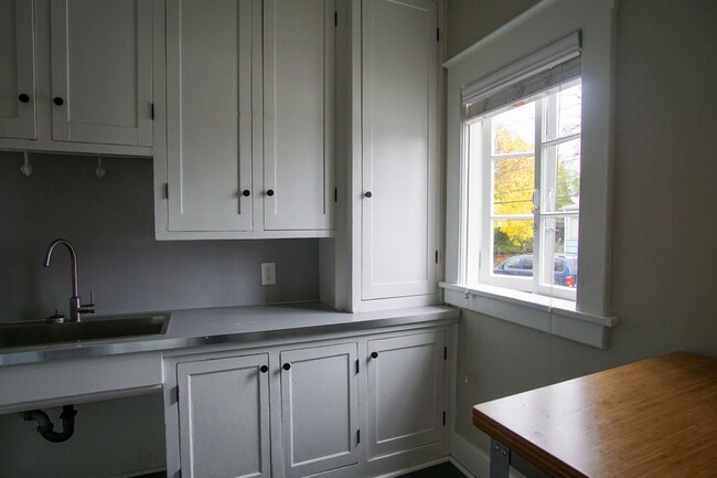 Building Photo - Spring Special: St. Johns Cool-Contemporar...