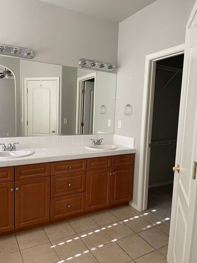 Building Photo - 714 W Riviera Ln