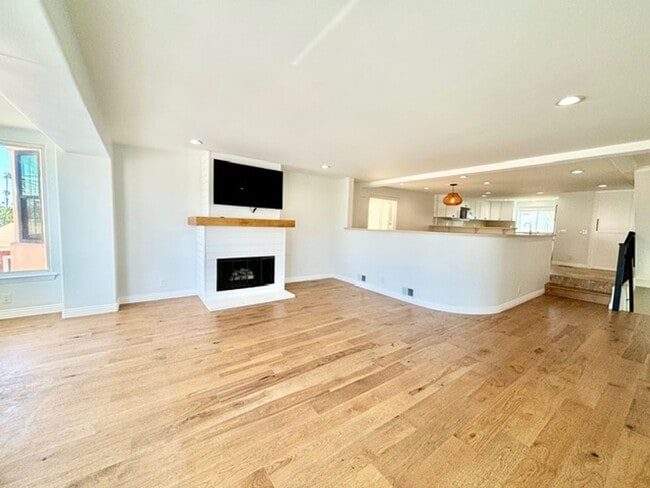 Building Photo - 108 Los Feliz St