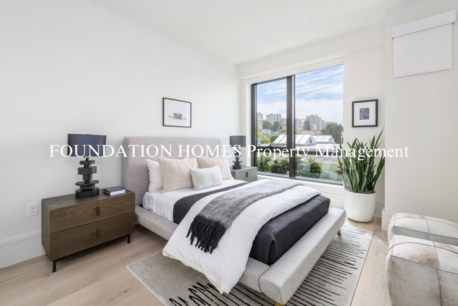 Building Photo - Luxury 2BD/2BA Condo at Union House!  Panoramic Views!  Doorman!  A/C!  FOUNDATION HOMES