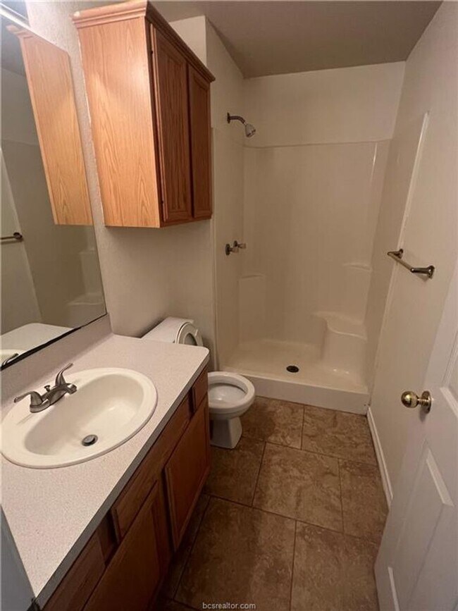 Building Photo - 3 Bed, 3 Bath Duplex in College Station